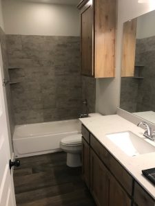 Secondary Bathroom with tub/shower