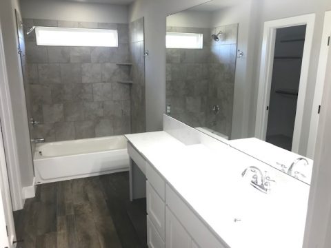 Secondary Bathroom with tub/shower